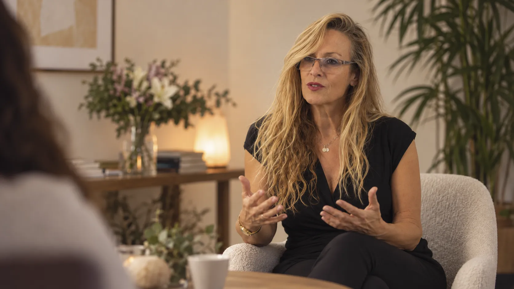 Olga Casteres durante una sesión, hablando con una persona sentada frente a ella